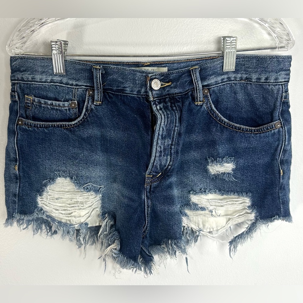 We The Free Indigo Distressed Jean Shorts Buttonfly Frayed Hem Size 29